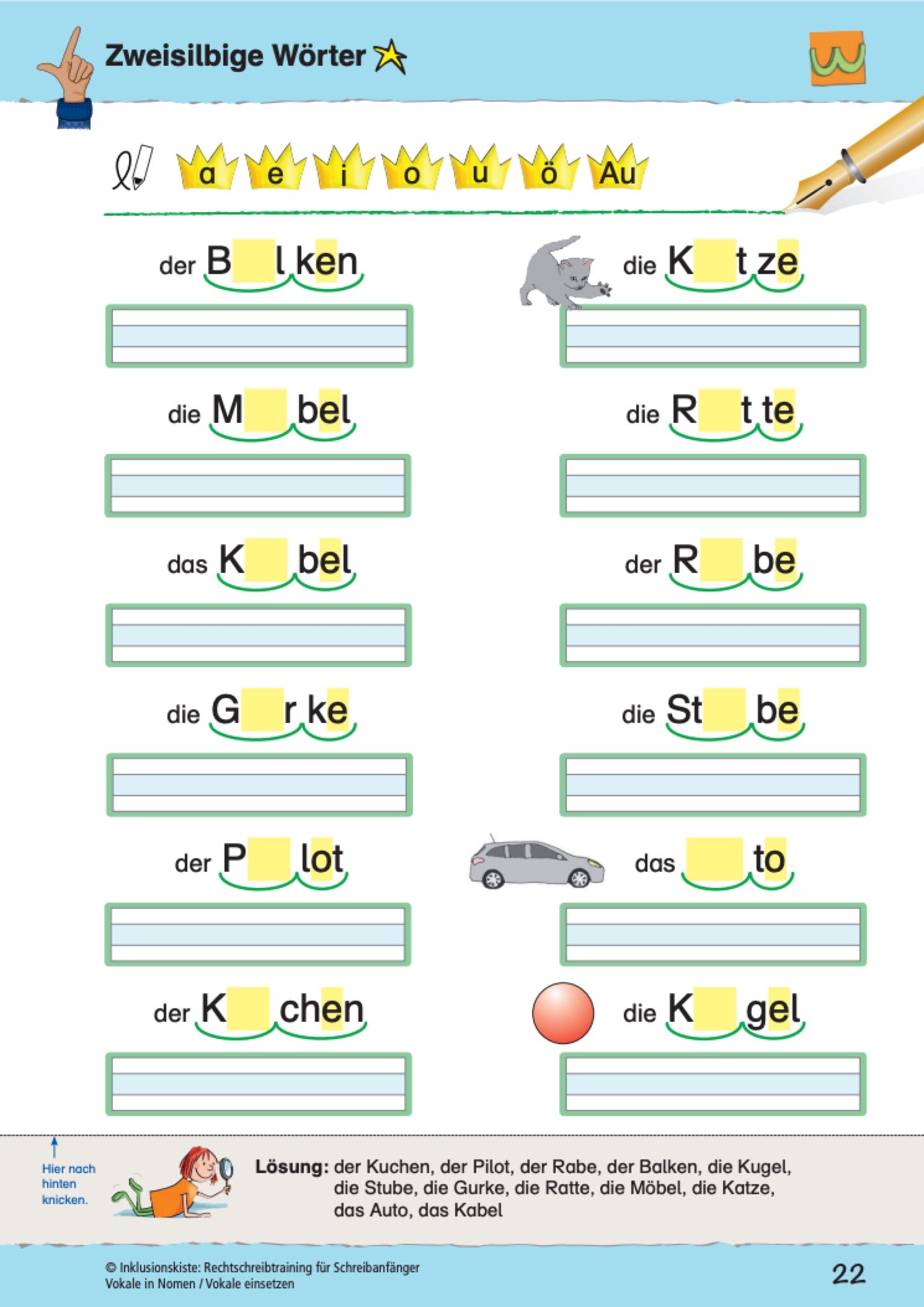 Ein Arbeitsblatt für Grundschüler, bei dem zweisilbige Wörter mit fehlenden Vokalen ergänzt werden müssen. Oben sind die Vokale als Kronen dargestellt. Darunter sind verschiedene Wörter mit Lücken sowie passende Bilder, die beim Ergänzen helfen. Am unteren Rand befindet sich die Lösung.